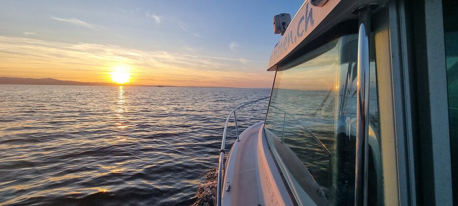 Sonnenuntergang über dem Bodensee, im Vordergrund die Kabine des Schulboots