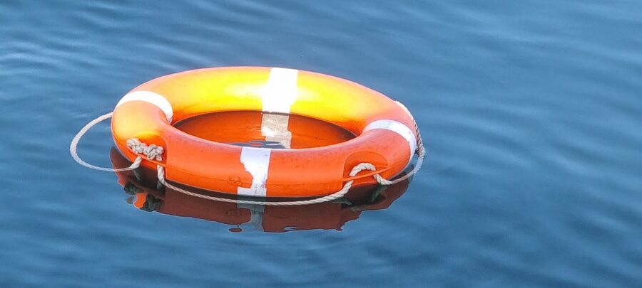 Rettungsring mit Wurfleine schwimmt im Wasser